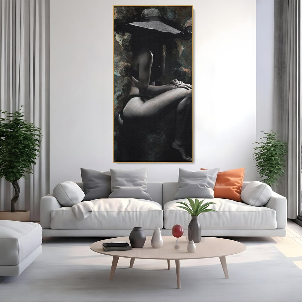 Tablou canvas cu tablou canvas cu silueta feminina, in rama de aluminiu auriu, pe perete intr-un living